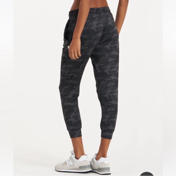 Vuori Performance Joggers Black Camo Medium - Picture 6 of 16